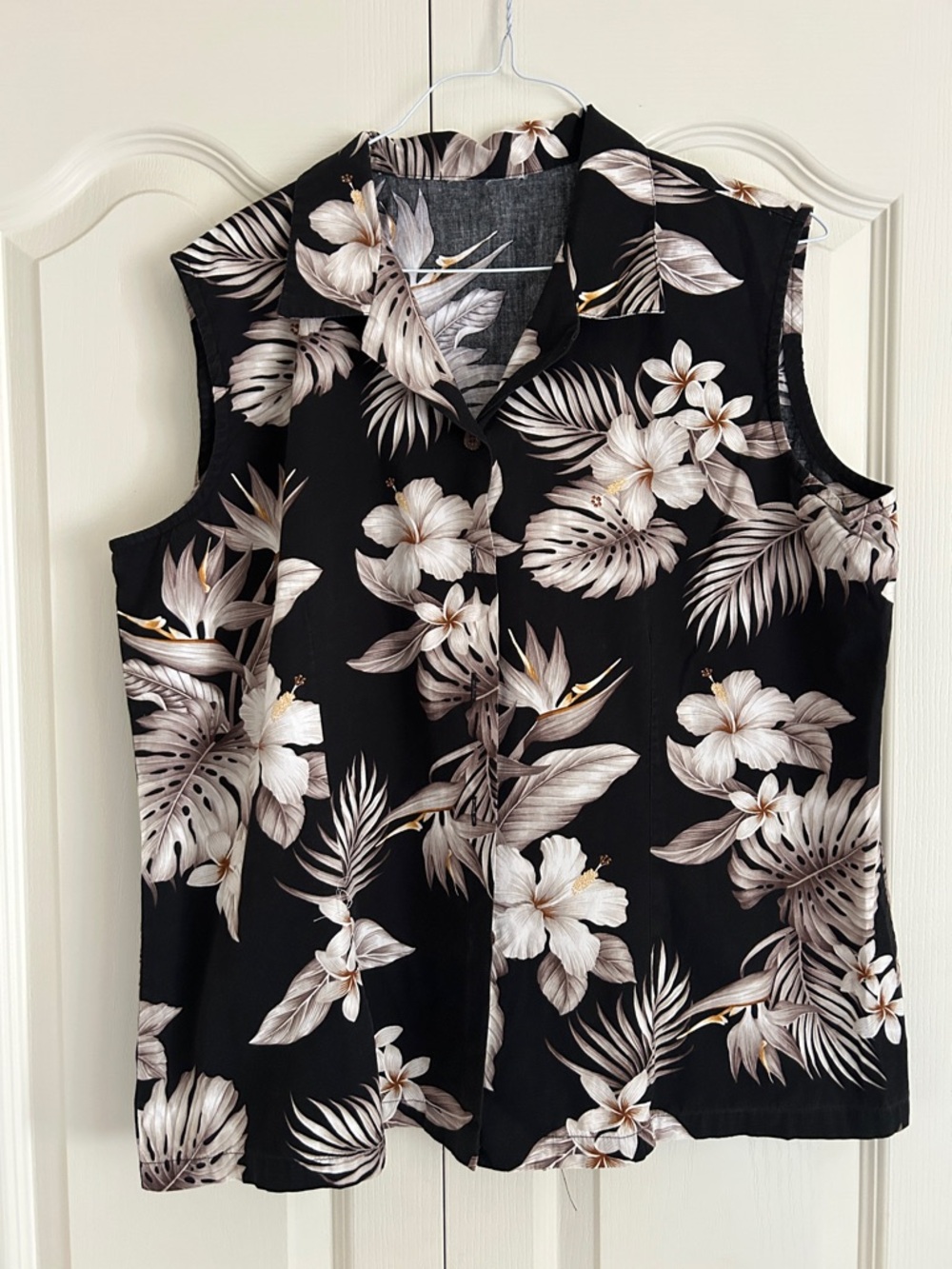 Sleeveless Floral Button-Up Top - Black & Cream